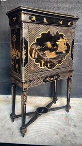 Cabinet en bois sculpté à décor de chinoiseries avec tiroir supérieur en doucine sur piétement style LXIV