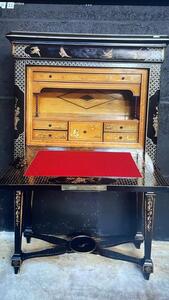 Cabinet en bois sculpté à décor de chinoiseries avec tiroir supérieur en doucine sur piétement style LXIV