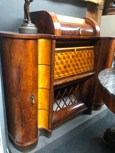 Meuble radio art déco en noyer , sycomore et divers bois précieux, 2 portes colonnes, 105x120x50cm , restauré