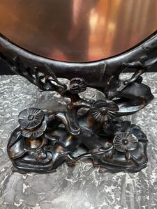 Miroir japonais Edo en bronze sur piétement en bois noirci orné de fleurs de lotus, 19 eme s., 42x26cm