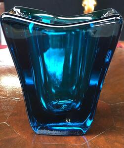 Tres beau vase en cristal DAUM couleur bleu 17cm signe sur sa base bel état 