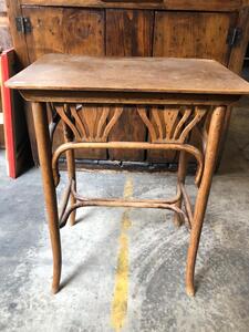 Petite table Thonet art nouveau dim :72x52x40cm bon état 